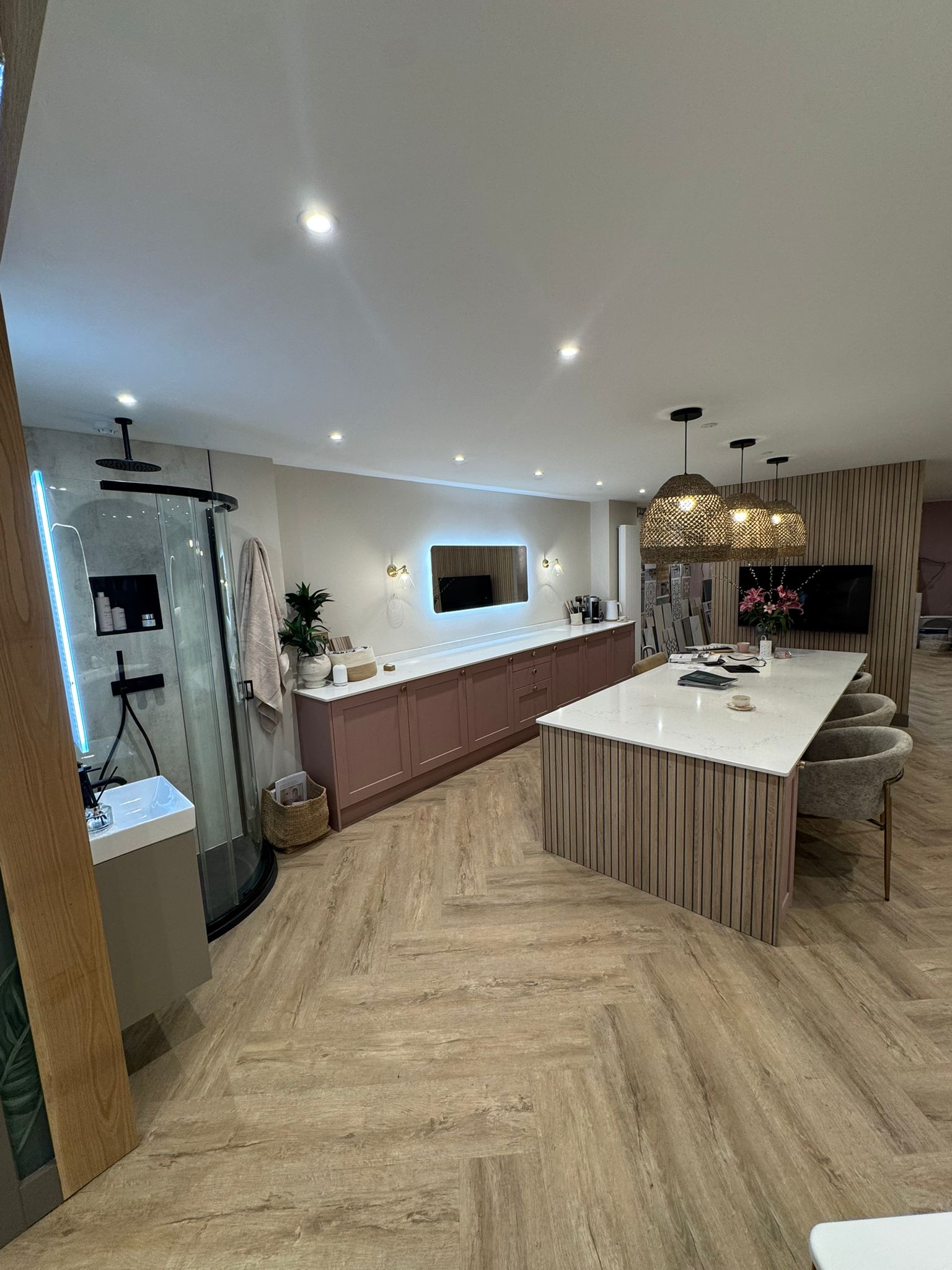 Showroom VR EXPERIENCE | PROFESSIONAL DESIGNERS | 100+ 5 STAR GOOGLE REVIEWS
